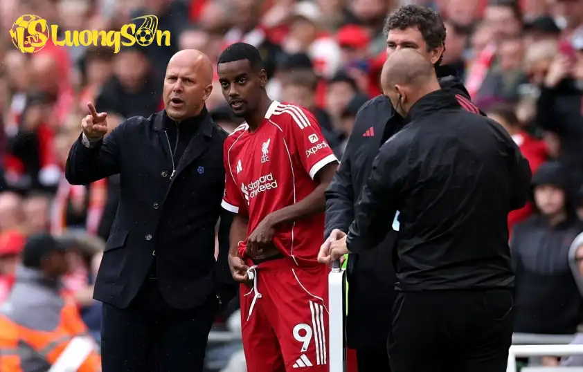 HLV Slot cho rằng Isak khó có thể thi đấu trọn vẹn 90 phút