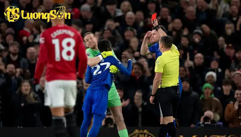 Idrissa đã lên tiếng xin lỗi toàn đội sau khi trận đấu kết thúc.